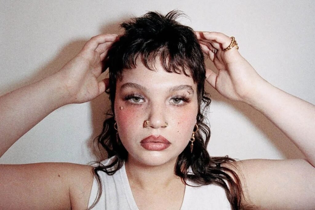 lola young age