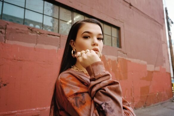 lola young age