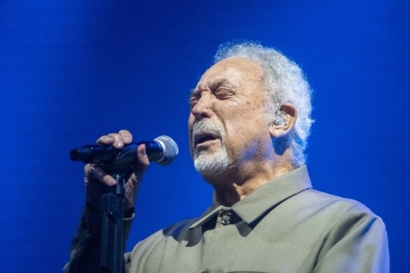 tom jones age